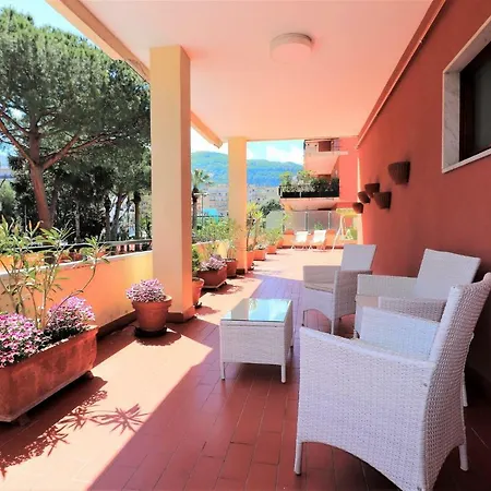 Lägenhet La Terrazza Parco Lauro